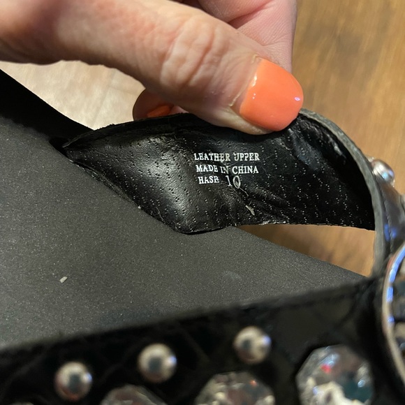 Yellow Box Flip Flops. Color: Black.  Size: 10 - Picture 5 of 6